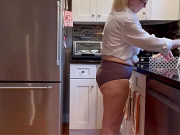 OLDER GILF IN GRANNY PANTIES CLEANS KITCHEN 